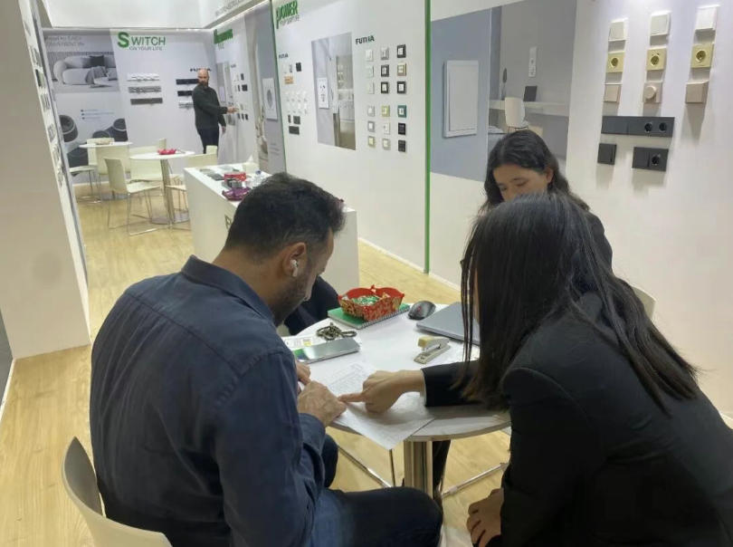 futina-team-client-meeting-lighting-exhibition.jpg futina-team-client-meeting-lighting-exhibition.jpg